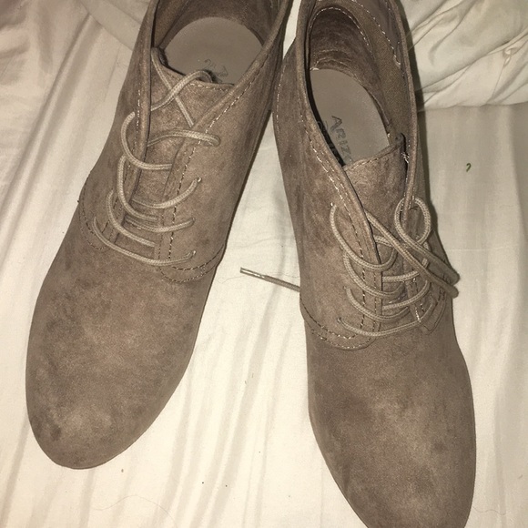 Women’s tan wedges - Picture 1 of 2